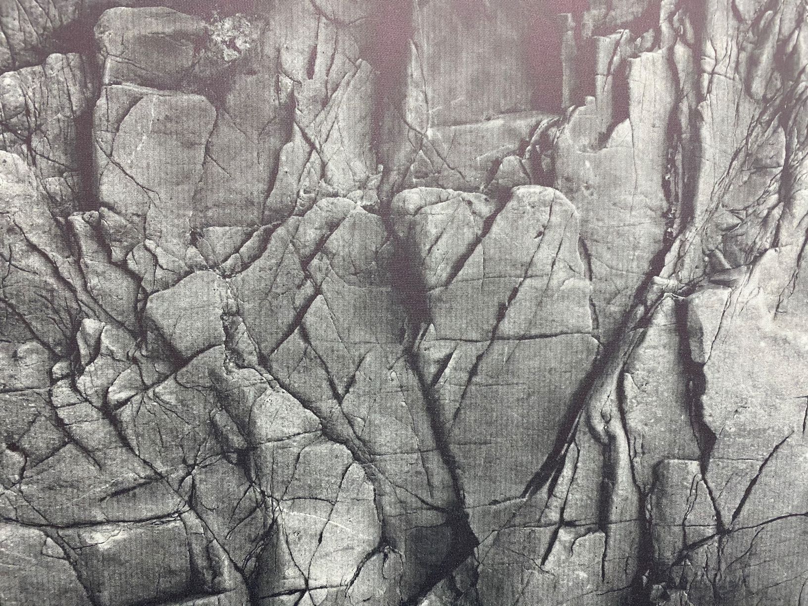 Fractured bedrock used as a visual proxy for reactive fracture networks