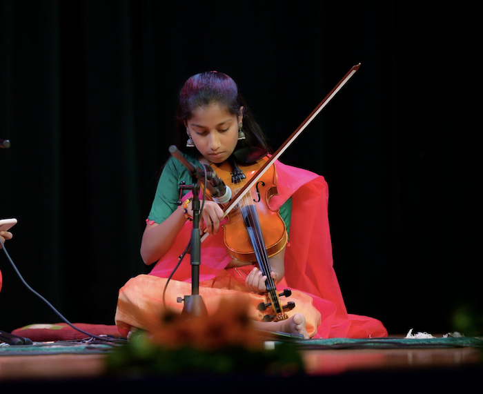 girl playing the violin